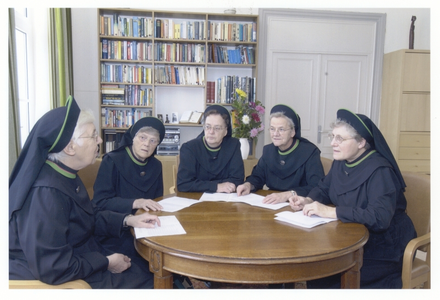 102200 Werkbespreking in het klooster van het convent te Arnouville-les-Gonesse (Frankrijk)