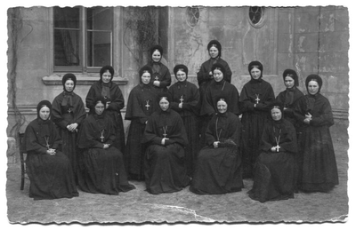 226099 Zusters van klooster Mariënburg te Nijmegen; in de volksmond ook wel bekend als de Zusters van Hallo