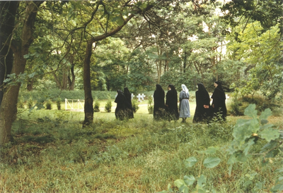 216089 Zusters aan de wandel nabij het kerkhof van priorij Fons Vitae te Heesch