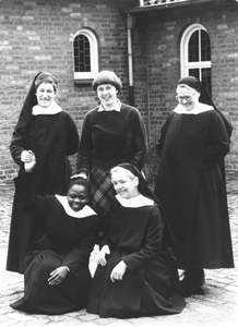 216092 Zuster Catharine uit Tororo (Uganda) op bezoek bij de priorij te Heesch