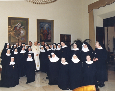 216106 Groep zusters van priorij Heesch op bezoek bij Paus Johannes II