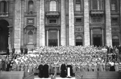 232077 Alle deelnemende religieuzen aan de pelgimage voor de Sint Pieter (Vaticaanstad)