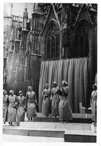 232079 Scène uit toneelspel Sacrament van de Niervaart , uitgevoerd voor de kerk op de markt te Breda