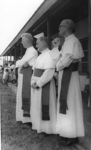 232218 Drie bisschoppen tijdens een conferentie in Merauke (Papoea, Indonesië)