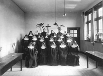 156016 De zusters van het convent Duivendrecht op de dag dat het nieuwe klooster in februari ingezegend wordt