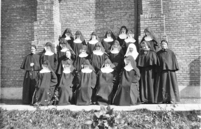 156018 De zusters verhuizen in september naar het nieuwe klooster te Duivendrecht