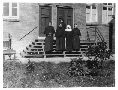 156019 Enkele zusters van het convent poseren voor het nieuwe klooster te Duivendrecht