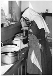 156088 Zuster Clemetina in de keuken van het Clarissenklooster te Duivendrecht