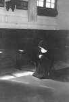 156114 Zuster in gebed in de kapel van het Clarissenklooster te Duivendrecht