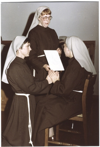 156124 Zuster Yvonne-Marie bij de plechtigheid van de Eenvoudige Geloften te Babberich