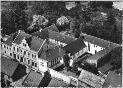 156150 Luchtfoto van het klooster van de Clarissen-Kapucinessen te Liblar (Duitsland)