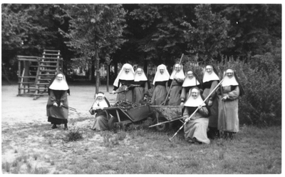 242115 Het gezamenlijk onderhoud van de tuin door de Dochters van O.L. Vrouw aan de Dobbelmannweg te Nijmegen