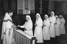 196056 Offergang in de kapel van huize Betlelhem te Nijmegen