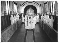 196058 Processie Salve Regina in de kapel van huize Bethlehem te Nijmegen