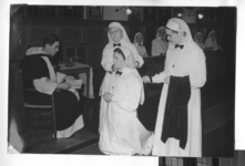 196062 Inkleding in de kapel van huize Bethlehem te Nijmegen van zuster Bernadette