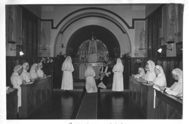 196063 Inkleding in de kapel van huize Bethlehem te Nijmegen van zuster Bernadette