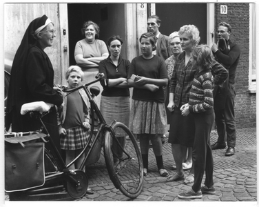 196205 Zuster Agnes Remmers op bezoek in de wijk