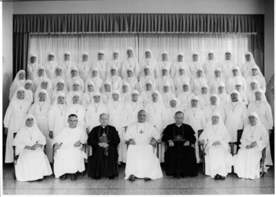 248443 Groepsfoto van kardinaal B.J. Alfrink en mgr. Kuipers met alle zusters op Curaçao