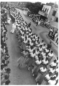 248444 Leden van de vrouwelijke jeugdvereniging tijdens een processie op Curaçao