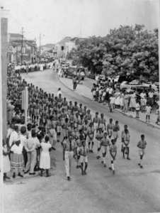 248445 Leden van de mannelijke jeugdvereniging tijdens een processie op Curaçao