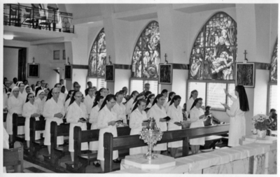 248448 Zusters in de kapel tijdens de begrafenismis van zuster Laurentine op Curaçao
