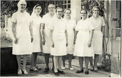 248452 Groepsportret van de laatste zusters van psychiatrisch ziekenhuis Rustoord op Curaçao