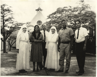 248453 Afscheidsfoto van de zusters Hildegaris en Arnolda van Zaquito, Curaçao