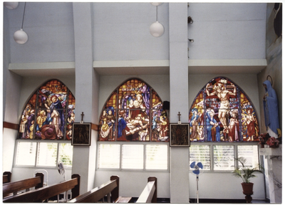 248460 Drie gebrandschilderde ramen in de kapel van het Elisabethziekenhuis op Curaçao