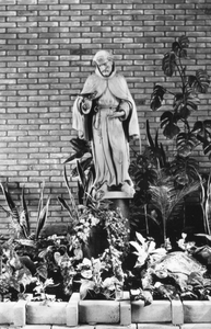 274180 Het Franciscusbeeld in de vestibule van het moederhuis te Roosendaal