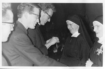 274184 Enkele zusters worden koninklijk onderscheiden ter gelegenheid van het 50-jarig jubileum van de communiteit te Warmond