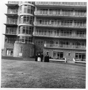 274185 Enkele zusters Franciscanessen van Charitas werken en trainen in dit ziekenhuis te Drogheda, Ierland