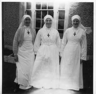 274186 Enkele zusters Franciscanessen van Charitas werken en trainen in een ziekenhuis in Ierland