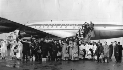 274187 Paters en zusters van diverse congregaties vertrekken per KLM naar Tanzania