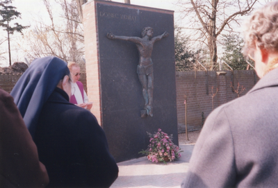 274189 Inzegening van het nieuwe kruis op het kerkhof bij het moederhuis te Roosendaal