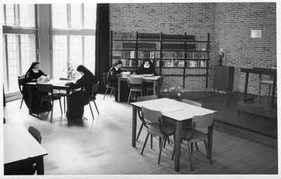 274193 Enkele zusters in de recreatieruimte van het moederhuis te Roosendaal
