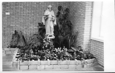 274194 Franciscusbeeld in de hal van het moederhuis te Roosendaal