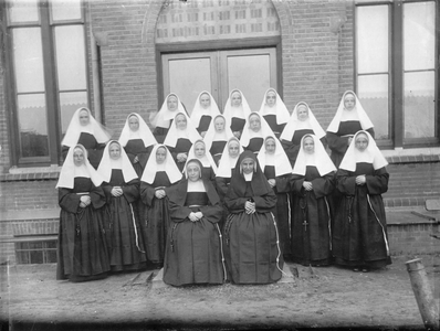 274198 Groepsfoto van de zusters Franciscanessen van Charitas te Oosterhout