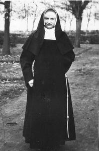 274207 Het habijt van de zusters Franciscanessen van Charitas vanaf 1834 tot rond 1958
