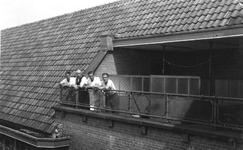 178103 Tbc-patiënten in de zon op het balkon van het St. Elisabethziekenhuis te Leiden