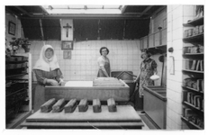 178447 Zusters werkzaam in de bakkerij van het St. Elizabeth ziekenhuis te Leiden
