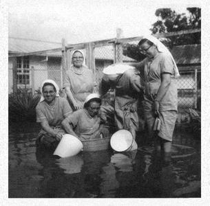 184128 'Teilvaren' tijdens de overstroming bij het klooster (Suriname)