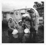 184128 'Teilvaren' tijdens de overstroming bij het klooster (Suriname)