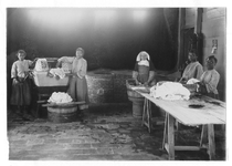 184130 Zuster met leerlingen aan het werk in het wasruimte van het klooster De Voorzienigheid te Paramaribo (Suriname)