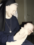 202146 Zuster Aloysia met een baby, Heiloo