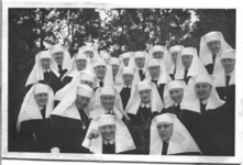 202159 Groepje Julianazusters in de tuin van het moederhuis te Heiloo