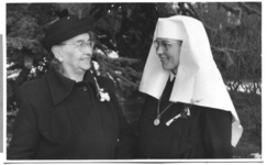 202170 Zuster Agnes Holterhues met, vermoedelijk, haar moeder, bij gelegenheid van haar zilveren kloosterfeest