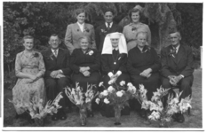 202171 Groepsfoto van zuster Willibrorda omringd door familie bij gelegenheid van haar zilveren kloosterfeest