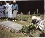 202176 Een zuster plaatst een bloemetje bij het graf van moeder Agatha, bij gelegenheid van het 75-jarig bestaan van de ...