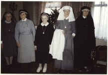 202177 Zusters tonen de verschillende soorten kloosterkleding die de Julianazusters door de jaren heen gedragen hebben