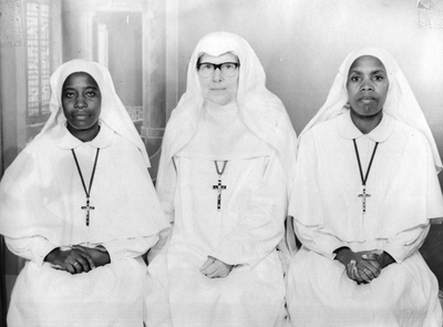 116066 Zuster Reinalda met mede-zusters in Bukoba (Tanzania)